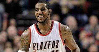 歌名应景，著名歌唱家波切利在世界杯抽签仪式演唱《今夜无人入眠》